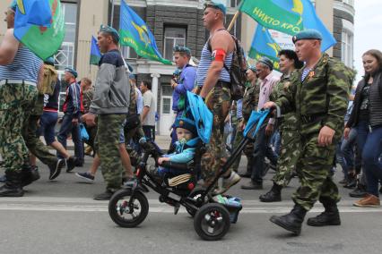 Иркутск.   Десантники во время празднования Дня Воздушно-десантных войск.