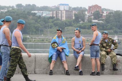 Иркутск.   Десантники во время празднования Дня Воздушно-десантных войск.