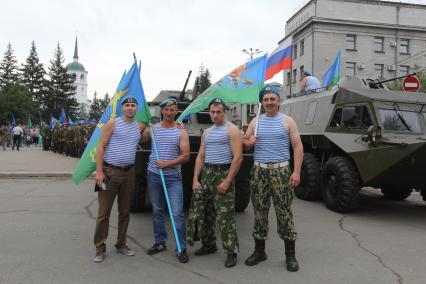 Иркутск.   Десантники во время празднования Дня Воздушно-десантных войск.