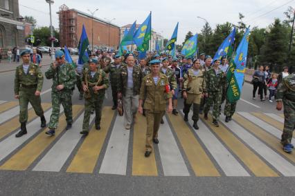 Иркутск.   Десантники во время празднования Дня Воздушно-десантных войск.