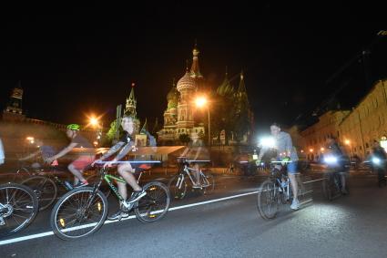 Москва. Участники ночного велопарада  на Васильевском спуске.