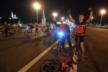 Москва. Участники ночного велопарада  на на Большом Москворецком мосту.