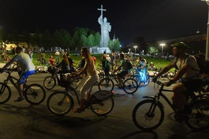 Москва. Участники ночного велопарада у памятнику князю Владимиру на Боровицкой площади.