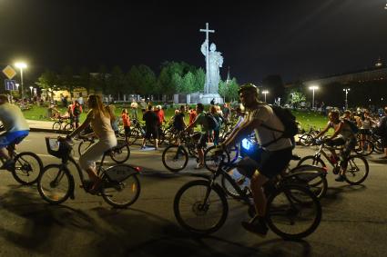 Москва. Участники ночного велопарада у памятнику князю Владимиру на Боровицкой площади.