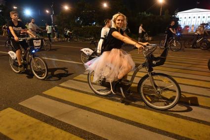 Москва. Участники ночного велопарада.