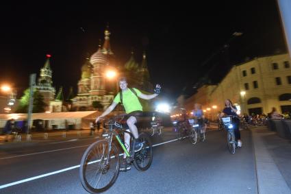 Москва. Участники ночного велопарада  на Васильевском спуске.