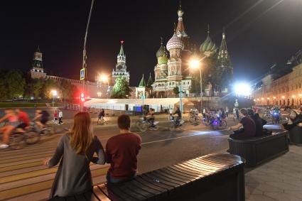 Москва. Участники ночного велопарада  на Васильевском спуске.