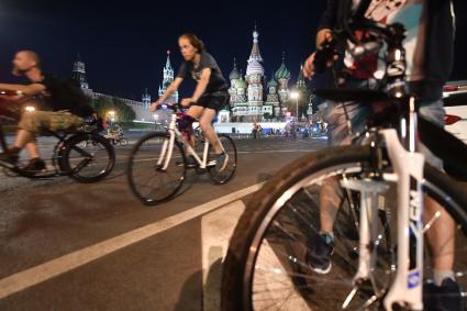 Москва. Участники ночного велопарада на Васильевском спуске.