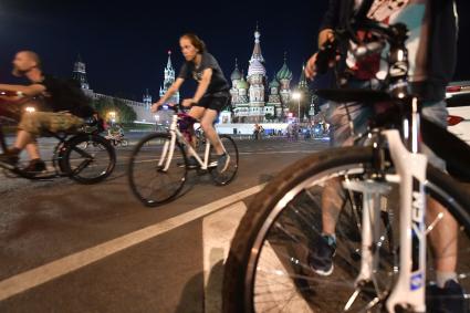 Москва. Участники ночного велопарада  на Васильевском спуске.