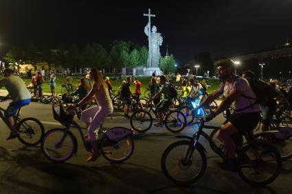 Москва. Участники ночного велопарада у памятнику князю Владимиру на Боровицкой площади.