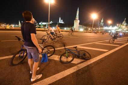 Москва. Участники ночного велопарада на на Большом Москворецком мосту.