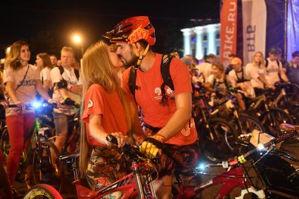 Москва. Участники ночного велопарада перед стартом.