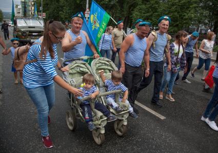 Пермь.  Десантники во время празднования Дня Воздушно-десантных войск.