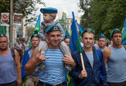 Пермь.  Десантники во время празднования Дня Воздушно-десантных войск.