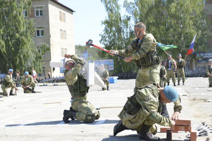 Тула. Показательные выступления десантников во время празднования Дня Воздушно-десантных войск.