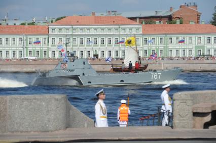 Санкт-Петербург. Десантный катер с ботиком Петра Первого на борту во время Главного военно-морского парада в честь Дня Военно-Морского Флота.