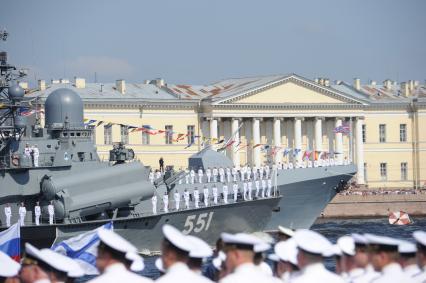 Санкт-Петербург. Малый ракетный корабль`Ливень`во время  Главного военно-морского парада в честь дня Военно-Морского Флота.