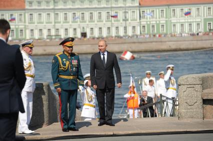 Санкт-Петербург. Президент РФ Владимир Путин и министр обороны РФ Сергей Шойгу на главном военно-морском параде в честь Дня Военно-Морского Флота России.