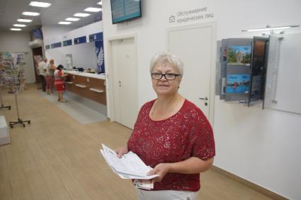 Самара. Пенсионерка в почтовом отделении `Почты России`.