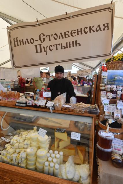 Московская область, Истринский район. Торговля сырами  во время сырного фестиваля.