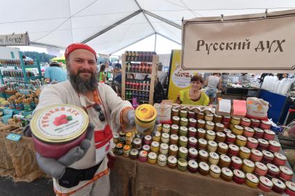 Московская область, Истринский район. Продажа меда на сырном фестивале.