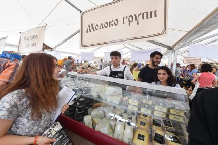 Московская область, Истринский район. Продажа молочной продукции на сырном фестивале.