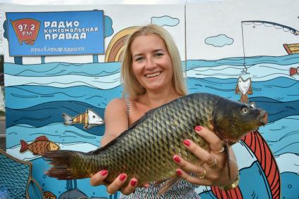 Московская область, д. Богданиха.  Девушка с  карпом на фестивале  семейной рыбалки с радио `Комсомольская правда` в Парк-отеле `Орловский`.