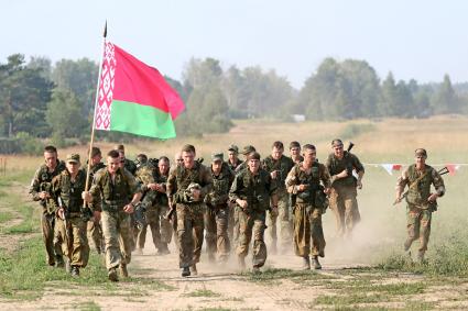 Псковская область. Военнослужащие из Белоруссии на первом этапе конкурса `Десантный взвод` в рамках Армейских международных игр - 2018.