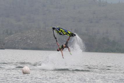 Иркутская область. Участники фестиваля аквабайкеров Baikaljetfest-2018 во время выступления на Байкале.