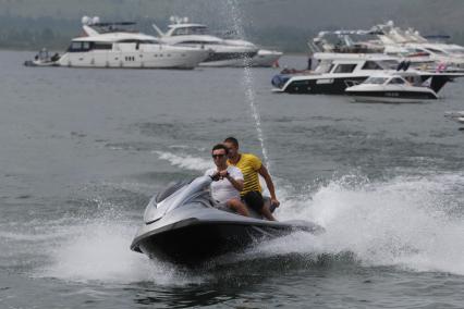 Иркутская область. Участники фестиваля аквабайкеров Baikaljetfest-2018 во время выступления на Байкале.