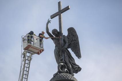 Санкт-Петербург. Профилактическая помывка Ангела, венчающего Александрийскую колонну.