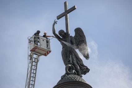 Санкт-Петербург. Профилактическая помывка Ангела, венчающего Александрийскую колонну.