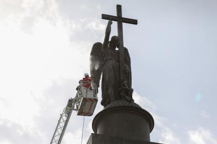 Санкт-Петербург. Профилактическая помывка Ангела, венчающего Александрийскую колонну.