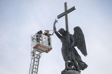 Санкт-Петербург. Профилактическая помывка Ангела, венчающего Александрийскую колонну.