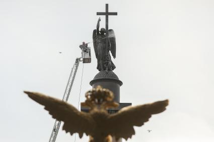 Санкт-Петербург. Профилактическая помывка Ангела, венчающего Александрийскую колонну.