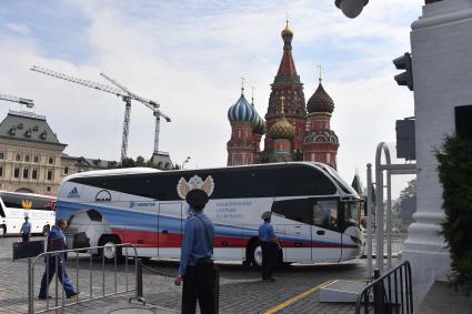 Москва. Автобус с игроками сборной России по футболу  на Красной площади  перед церемонией вручения государственных наград и почетных грамот игрокам и тренерам сборной России по футболу - участникам чемпионата мира по футболу - 2018.