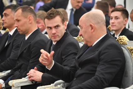 Москва. Главный тренер сборной России по футболу Станислав Черчесов, вратарь сборной России по футболу Игорь Акинфеев и бывший игрок сборной России по футболу Сергей Игнашевич (справа налево) на церемонии вручения государственных наград и почетных грамот игрокам и тренерам сборной России по футболу - участникам чемпионата мира по футболу - 2018 в Екатерининском зале Кремля.