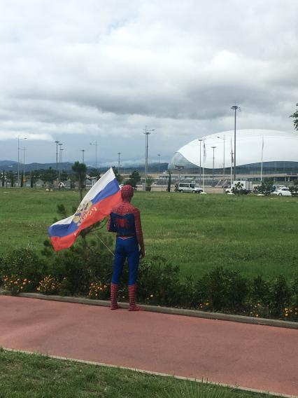 Сочи. Аниматор в костюме человека-паука с флагом РФ в Олимпийской деревне.