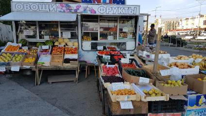 Петропавловск-Камчатский. Продажа овощей и фруктов на одной из улиц города.