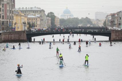 Санкт-Петербург. Участники III Международного фестиваля `Фонтанка-SUP`, проходящего по акваториям рек Мойки, Фонтанки, каналов Крюкова и Грибоедова.