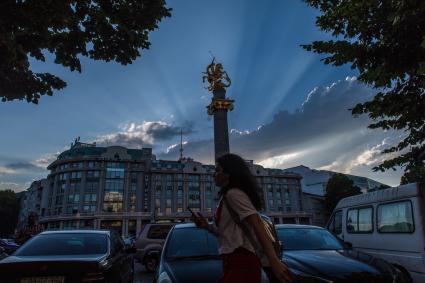 Грузия. Тбилиси.   Девушка на  площади Свободы.