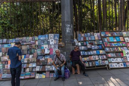 Грузия, Тбилиси. Торговля книгами на проспекте Шота Руставели.