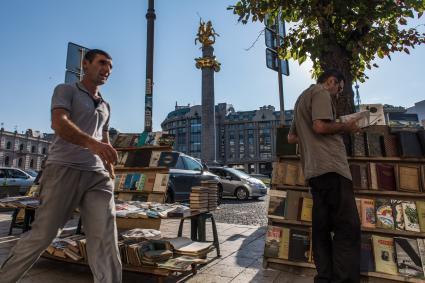 Грузия. Тбилиси.  Торговля книгами  на  площади Свободы.