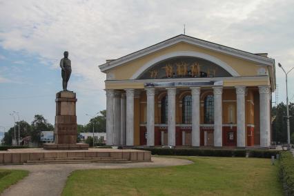 Республика Карелия, Петрозаводск. Музыкальный театр Республики Карелии. Слева - Памятник С.М. Кирову.