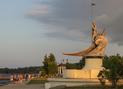 Республика Карелия, Петрозаводск. Скульптура `Онего` на набережной.