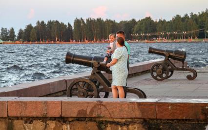 Республика Карелия, Петрозаводск. Декоративные пушки на Онежской набережной.