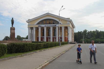 Республика Карелия, Петрозаводск. Музыкальный театр Республики Карелии. Слева - Памятник С.М. Кирову.