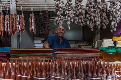 Грузия, Тбилиси.     Продажа чурчхелы на рынке в Старом городе.