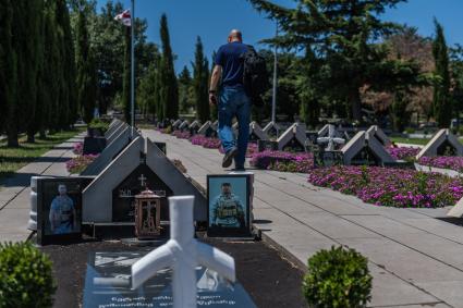 Грузия, Тбилиси. Мемориал, посвященный солдатам, погибшим  в вооруженном конфликте Грузии с Россией в 2008 году на  кладбище Мухатгверди.