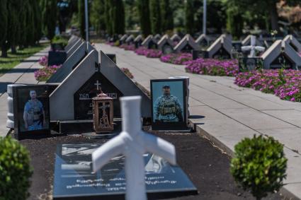 Грузия, Тбилиси. Мемориал, посвященный солдатам, погибшим  в вооруженном конфликте Грузии с Россией в 2008 году на  кладбище Мухатгверди.